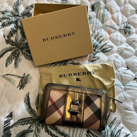 Burberry Medium Wallet - Picture 1 of 9